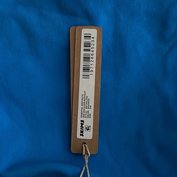 Skims Fits Everybody One Shoulder Bodysuit - Picture 3 of 3